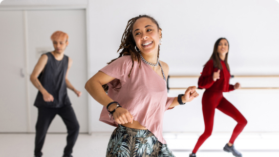 Imagen de estilo de vida de una mujer en una academia de baile con amigas